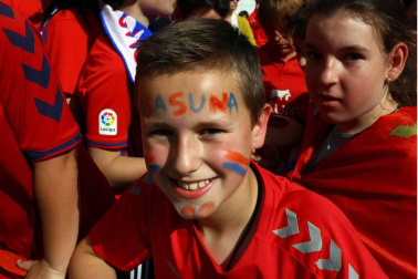 La plantilla, el cuerpo técnico y la directiva del C.A. Osasuna celebró en la sede del Gobierno de Navarra y en el Ayutamiento de Pamplona el ascenso a Primera División.