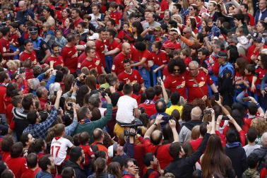 La plantilla, el cuerpo técnico y la directiva del C.A. Osasuna celebró en la sede del Gobierno de Navarra y en el Ayutamiento de Pamplona el ascenso a Primera División.