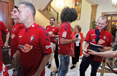 La plantilla, el cuerpo técnico y la directiva del C.A. Osasuna celebró en la sede del Gobierno de Navarra y en el Ayutamiento de Pamplona el ascenso a Primera División.