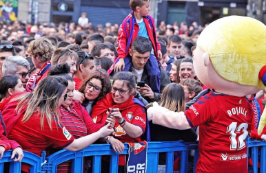La plantilla, el cuerpo técnico y la directiva del C.A. Osasuna celebró en la sede del Gobierno de Navarra y en el Ayutamiento de Pamplona el ascenso a Primera División.