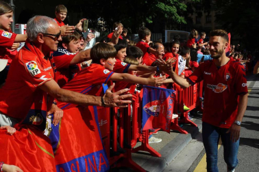 La plantilla, el cuerpo técnico y la directiva del C.A. Osasuna celebró en la sede del Gobierno de Navarra y en el Ayutamiento de Pamplona el ascenso a Primera División.