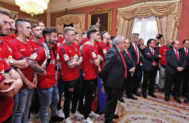 La plantilla, el cuerpo técnico y la directiva del C.A. Osasuna celebró en la sede del Gobierno de Navarra y en el Ayutamiento de Pamplona el ascenso a Primera División.
