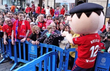 La plantilla, el cuerpo técnico y la directiva del C.A. Osasuna celebró en la sede del Gobierno de Navarra y en el Ayutamiento de Pamplona el ascenso a Primera División.