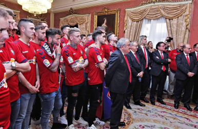 La plantilla, el cuerpo técnico y la directiva del C.A. Osasuna celebró en la sede del Gobierno de Navarra y en el Ayutamiento de Pamplona el ascenso a Primera División.
