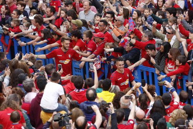 La plantilla, el cuerpo técnico y la directiva del C.A. Osasuna celebró en la sede del Gobierno de Navarra y en el Ayutamiento de Pamplona el ascenso a Primera División.