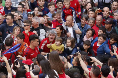 La plantilla, el cuerpo técnico y la directiva del C.A. Osasuna celebró en la sede del Gobierno de Navarra y en el Ayutamiento de Pamplona el ascenso a Primera División.