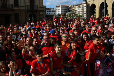 La plantilla, el cuerpo técnico y la directiva del C.A. Osasuna celebró en la sede del Gobierno de Navarra y en el Ayutamiento de Pamplona el ascenso a Primera División.