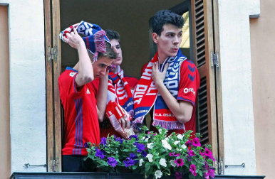 La plantilla, el cuerpo técnico y la directiva del C.A. Osasuna celebró en la sede del Gobierno de Navarra y en el Ayutamiento de Pamplona el ascenso a Primera División.