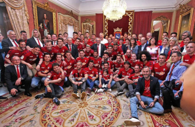 La plantilla, el cuerpo técnico y la directiva del C.A. Osasuna celebró en la sede del Gobierno de Navarra y en el Ayutamiento de Pamplona el ascenso a Primera División.