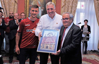 La plantilla, el cuerpo técnico y la directiva del C.A. Osasuna celebró en la sede del Gobierno de Navarra y en el Ayutamiento de Pamplona el ascenso a Primera División.