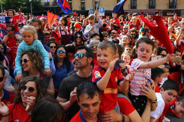 La plantilla, el cuerpo técnico y la directiva del C.A. Osasuna celebró en la sede del Gobierno de Navarra y en el Ayutamiento de Pamplona el ascenso a Primera División.