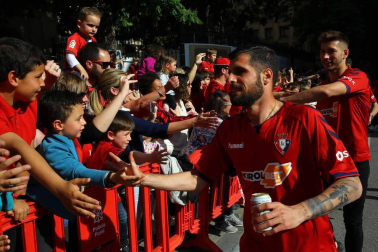 La plantilla, el cuerpo técnico y la directiva del C.A. Osasuna celebró en la sede del Gobierno de Navarra y en el Ayutamiento de Pamplona el ascenso a Primera División.