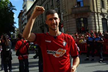 La plantilla, el cuerpo técnico y la directiva del C.A. Osasuna celebró en la sede del Gobierno de Navarra y en el Ayutamiento de Pamplona el ascenso a Primera División.