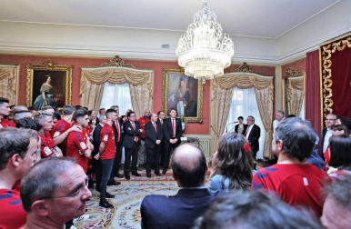 La plantilla, el cuerpo técnico y la directiva del C.A. Osasuna celebró en la sede del Gobierno de Navarra y en el Ayutamiento de Pamplona el ascenso a Primera División.