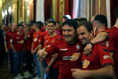 La plantilla, el cuerpo técnico y la directiva del C.A. Osasuna celebró en la sede del Gobierno de Navarra y en el Ayutamiento de Pamplona el ascenso a Primera División.