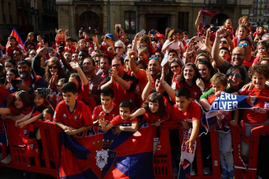 La plantilla, el cuerpo técnico y la directiva del C.A. Osasuna celebró en la sede del Gobierno de Navarra y en el Ayutamiento de Pamplona el ascenso a Primera División.