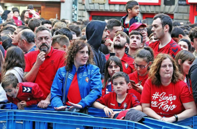 La plantilla, el cuerpo técnico y la directiva del C.A. Osasuna celebró en la sede del Gobierno de Navarra y en el Ayutamiento de Pamplona el ascenso a Primera División.