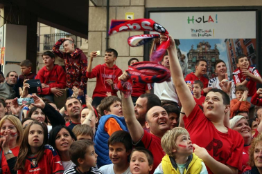 La plantilla, el cuerpo técnico y la directiva del C.A. Osasuna celebró en la sede del Gobierno de Navarra y en el Ayutamiento de Pamplona el ascenso a Primera División.