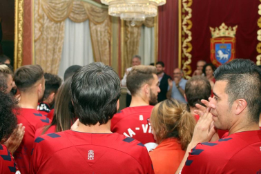 La plantilla, el cuerpo técnico y la directiva del C.A. Osasuna celebró en la sede del Gobierno de Navarra y en el Ayutamiento de Pamplona el ascenso a Primera División.