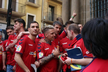 La plantilla, el cuerpo técnico y la directiva del C.A. Osasuna celebró en la sede del Gobierno de Navarra y en el Ayutamiento de Pamplona el ascenso a Primera División.