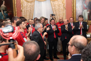 La plantilla, el cuerpo técnico y la directiva del C.A. Osasuna celebró en la sede del Gobierno de Navarra y en el Ayutamiento de Pamplona el ascenso a Primera División.