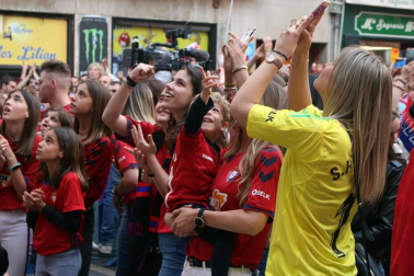 La plantilla, el cuerpo técnico y la directiva del C.A. Osasuna celebró en la sede del Gobierno de Navarra y en el Ayutamiento de Pamplona el ascenso a Primera División.