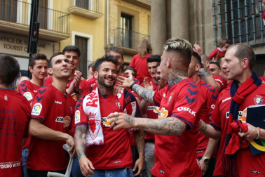 La plantilla, el cuerpo técnico y la directiva del C.A. Osasuna celebró en la sede del Gobierno de Navarra y en el Ayutamiento de Pamplona el ascenso a Primera División.