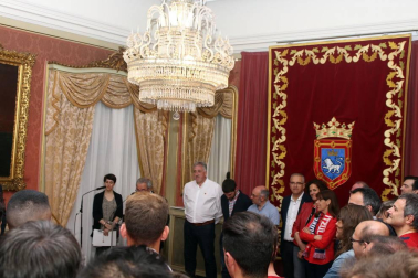 La plantilla, el cuerpo técnico y la directiva del C.A. Osasuna celebró en la sede del Gobierno de Navarra y en el Ayutamiento de Pamplona el ascenso a Primera División.