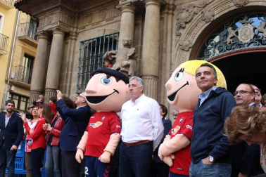 La plantilla, el cuerpo técnico y la directiva del C.A. Osasuna celebró en la sede del Gobierno de Navarra y en el Ayutamiento de Pamplona el ascenso a Primera División.