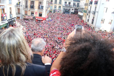 La plantilla, el cuerpo técnico y la directiva del C.A. Osasuna celebró en la sede del Gobierno de Navarra y en el Ayutamiento de Pamplona el ascenso a Primera División.