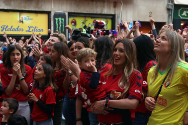 La plantilla, el cuerpo técnico y la directiva del C.A. Osasuna celebró en la sede del Gobierno de Navarra y en el Ayutamiento de Pamplona el ascenso a Primera División.