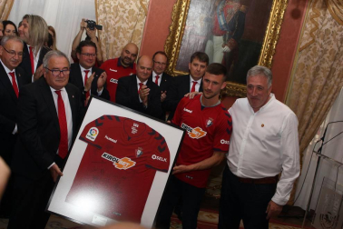 La plantilla, el cuerpo técnico y la directiva del C.A. Osasuna celebró en la sede del Gobierno de Navarra y en el Ayutamiento de Pamplona el ascenso a Primera División.