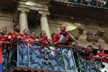 La plantilla, el cuerpo técnico y la directiva del C.A. Osasuna celebró en la sede del Gobierno de Navarra y en el Ayutamiento de Pamplona el ascenso a Primera División.
