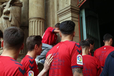 La plantilla, el cuerpo técnico y la directiva del C.A. Osasuna celebró en la sede del Gobierno de Navarra y en el Ayutamiento de Pamplona el ascenso a Primera División.