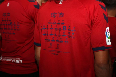 La plantilla, el cuerpo técnico y la directiva del C.A. Osasuna celebró en la sede del Gobierno de Navarra y en el Ayutamiento de Pamplona el ascenso a Primera División.
