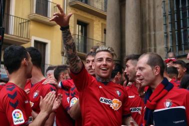 La plantilla, el cuerpo técnico y la directiva del C.A. Osasuna celebró en la sede del Gobierno de Navarra y en el Ayutamiento de Pamplona el ascenso a Primera División.