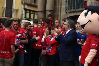 La plantilla, el cuerpo técnico y la directiva del C.A. Osasuna celebró en la sede del Gobierno de Navarra y en el Ayutamiento de Pamplona el ascenso a Primera División.