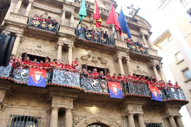 La plantilla, el cuerpo técnico y la directiva del C.A. Osasuna celebró en la sede del Gobierno de Navarra y en el Ayutamiento de Pamplona el ascenso a Primera División.