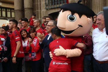 La plantilla, el cuerpo técnico y la directiva del C.A. Osasuna celebró en la sede del Gobierno de Navarra y en el Ayutamiento de Pamplona el ascenso a Primera División.