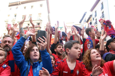 La plantilla, el cuerpo técnico y la directiva del C.A. Osasuna celebró en la sede del Gobierno de Navarra y en el Ayutamiento de Pamplona el ascenso a Primera División.