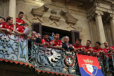La plantilla, el cuerpo técnico y la directiva del C.A. Osasuna celebró en la sede del Gobierno de Navarra y en el Ayutamiento de Pamplona el ascenso a Primera División.