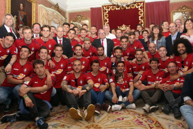 La plantilla, el cuerpo técnico y la directiva del C.A. Osasuna celebró en la sede del Gobierno de Navarra y en el Ayutamiento de Pamplona el ascenso a Primera División.