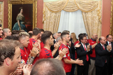 La plantilla, el cuerpo técnico y la directiva del C.A. Osasuna celebró en la sede del Gobierno de Navarra y en el Ayutamiento de Pamplona el ascenso a Primera División.