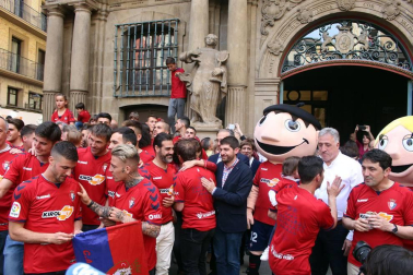 La plantilla, el cuerpo técnico y la directiva del C.A. Osasuna celebró en la sede del Gobierno de Navarra y en el Ayutamiento de Pamplona el ascenso a Primera División.