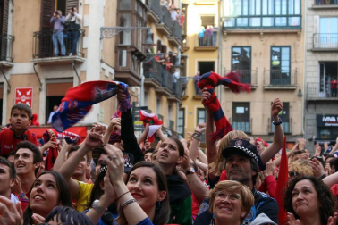 La plantilla, el cuerpo técnico y la directiva del C.A. Osasuna celebró en la sede del Gobierno de Navarra y en el Ayutamiento de Pamplona el ascenso a Primera División.