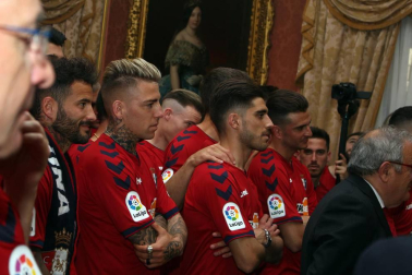 La plantilla, el cuerpo técnico y la directiva del C.A. Osasuna celebró en la sede del Gobierno de Navarra y en el Ayutamiento de Pamplona el ascenso a Primera División.