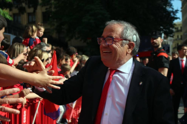 La plantilla, el cuerpo técnico y la directiva del C.A. Osasuna celebró en la sede del Gobierno de Navarra y en el Ayutamiento de Pamplona el ascenso a Primera División.