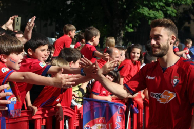 La plantilla, el cuerpo técnico y la directiva del C.A. Osasuna celebró en la sede del Gobierno de Navarra y en el Ayutamiento de Pamplona el ascenso a Primera División.