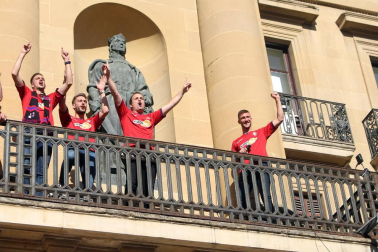 La plantilla, el cuerpo técnico y la directiva del C.A. Osasuna celebró en la sede del Gobierno de Navarra y en el Ayutamiento de Pamplona el ascenso a Primera División.