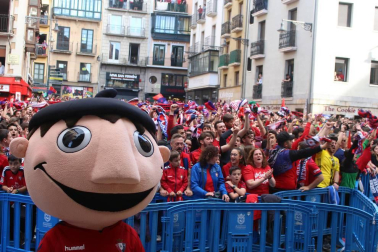 La plantilla, el cuerpo técnico y la directiva del C.A. Osasuna celebró en la sede del Gobierno de Navarra y en el Ayutamiento de Pamplona el ascenso a Primera División.